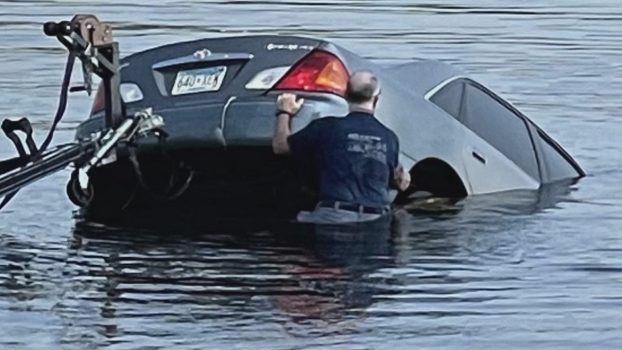 Good Samaritans come to rescue of driver stuck in sinking car that went into Lake Minnetonka